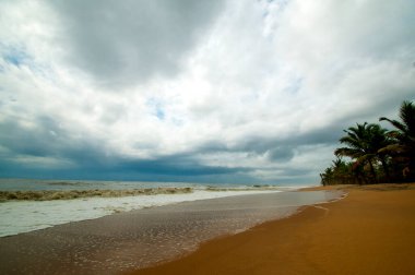 Egzotik sahil doğası ve ufukta bulutlar. Deniz kıyısı hattı. Açık hava manzarası.