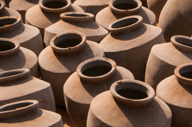 Birçok toprak tenceresi üst üste dizilmişti.