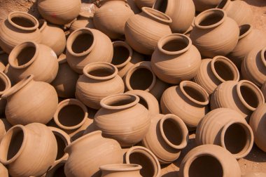 Birçok toprak tenceresi üst üste dizilmişti.