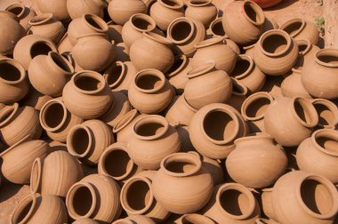 Birçok toprak tenceresi üst üste dizilmişti.
