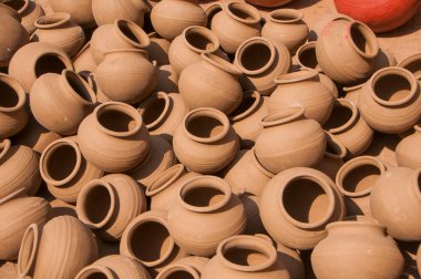 Birçok toprak tenceresi üst üste dizilmişti.