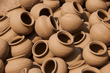 Birçok toprak tenceresi üst üste dizilmişti.