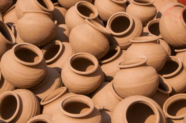 Birçok toprak tenceresi üst üste dizilmişti.