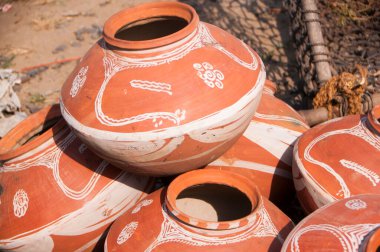 Toprak tenceresi çömlekçi çarkı kullanılarak yapılıyor, Hindistan