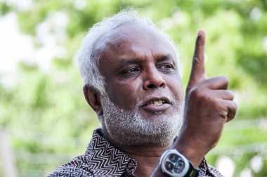 Yolda protesto yapan sosyal aktivist..