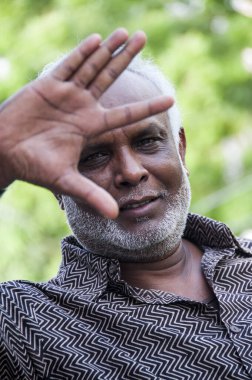 Yolda protesto yapan sosyal aktivist..