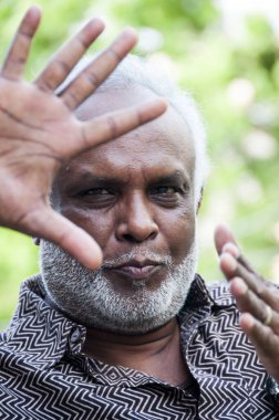 Yolda protesto yapan sosyal aktivist..