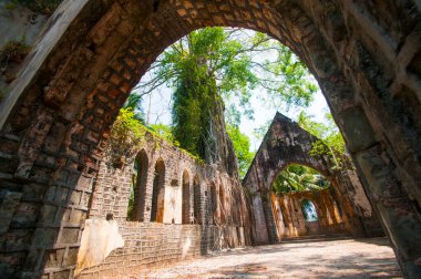 Eski presbiteryen kilisesi Ross Adası, Liman Blair, Andaman ve Nicobar Hindistan 'ı harap etti.