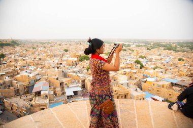 Altın Kale 'den Jaisalmer şehrinin fotoğraflarını çeken kadın turist.