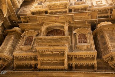 Jaisalmer, Rajasthan, Hindistan 'da altın kireçtaşından yapılmış güzel tarihi bina.