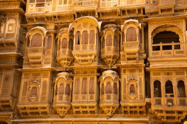 Patwon Ki Haveli 'nin tarihi binası Jaisalmer, Rajasthan, Hindistan' da altın kireçtaşından yapılmıştır.