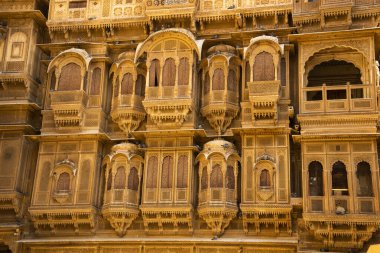 Jaisalmer, Rajasthan, Hindistan 'da altın kireçtaşından yapılmış güzel tarihi bina.