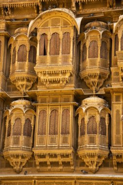 Jaisalmer, Rajasthan, Hindistan 'da altın kireçtaşından yapılmış güzel tarihi bina.