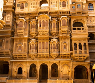 Jaisalmer, Rajasthan, Hindistan 'da altın kireçtaşından yapılmış güzel tarihi bina.