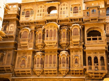 Jaisalmer, Rajasthan, Hindistan 'da altın kireçtaşından yapılmış güzel tarihi bina.