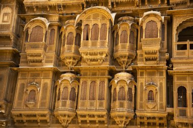 Jaisalmer, Rajasthan, Hindistan 'da altın kireçtaşından yapılmış güzel tarihi bina.