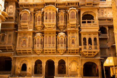 Patwon Ki Haveli 'nin tarihi binası Jaisalmer, Rajasthan, Hindistan' da altın kireçtaşından yapılmıştır.