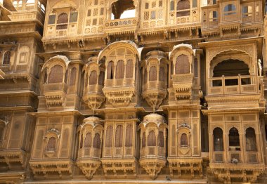 Jaisalmer, Rajasthan, Hindistan 'da altın kireçtaşından yapılmış güzel tarihi bina.