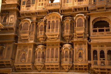 Jaisalmer, Rajasthan, Hindistan 'da altın kireçtaşından yapılmış güzel tarihi bina.