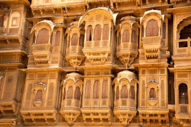 Jaisalmer, Rajasthan, Hindistan 'da altın kireçtaşından yapılmış güzel tarihi bina.
