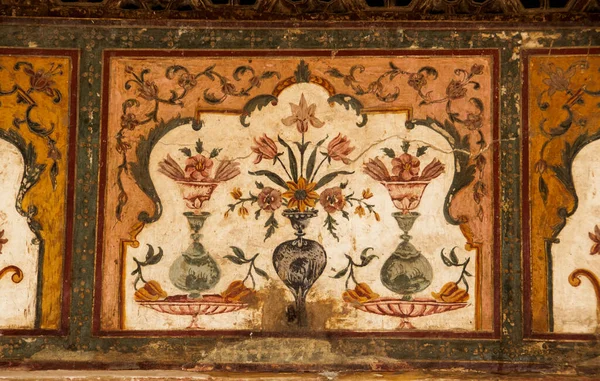 Mücevher Kutusu ya da Bebek Taj olarak adlandırılan Itmad-Ud-Daulah 'ın mezarının duvarındaki geometrik desenli yapı Agra, Uttar Pradesh, Hindistan' da yer almaktadır..