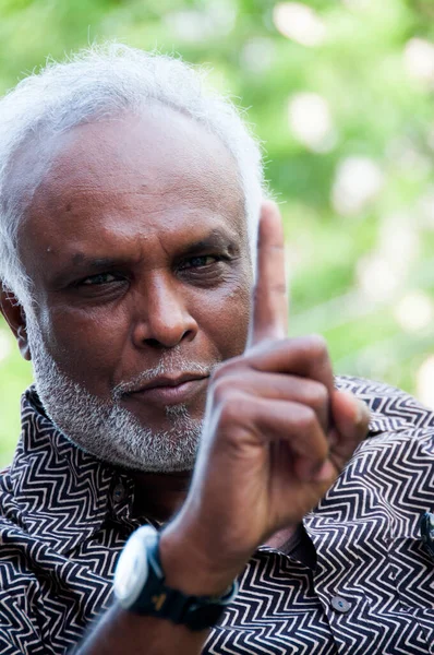 Yolda protesto yapan sosyal aktivist..