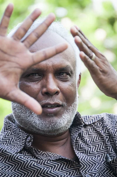 Yolda protesto yapan sosyal aktivist..