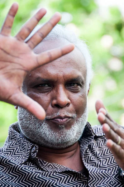 Yolda protesto yapan sosyal aktivist..