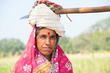 Geleneksel giysiler içindeki kırsal kadınların portresi.