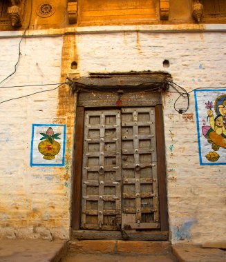 Jaisalmer, Hindistan 'daki eski sokak evlerinin eski ahşap kapıları..