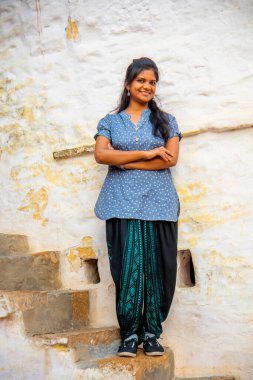 Geleneksel beyaz evin önündeki kadın, Hindistan.