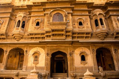 Jaisalmer, Rajasthan, Hindistan 'da altın kireçtaşından yapılmış güzel tarihi bina.