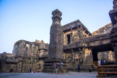 Kailasa Tapınağı kayadan yapılmış dünyanın en büyük monolitik heykeli.