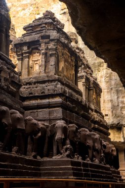 Kailasa Tapınağı kayadan yapılmış dünyanın en büyük monolitik heykeli.