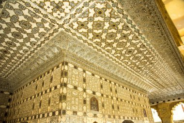 Amber kalesi, UNESCO Dünya Mirası alanı, Jaipur, Rajasthan, Hindistan 'da süslü dekore edilmiş detaylar