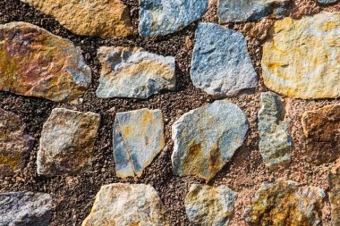 Antik taş duvarın arka planı, eski kale taşı duvar dokusu, taş yüzeylerin deseni..