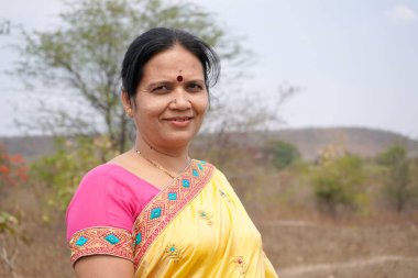 Dışarıdaki Hintli kadının portresi..