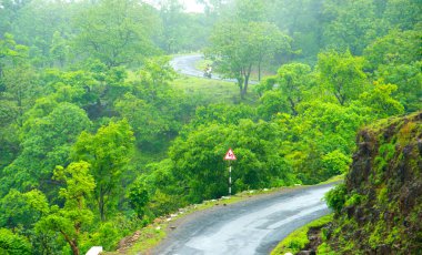 Sis ve bulut dağının manzarası sisli bir sabah.