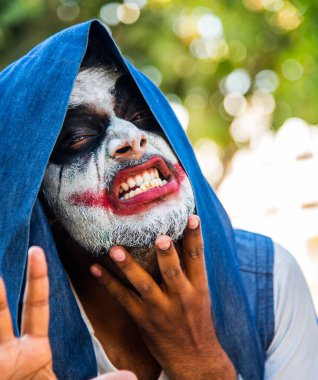 Yakın çekim bir korkunç korkunç zombi adam portresi. Korku. Cadılar Bayramı.