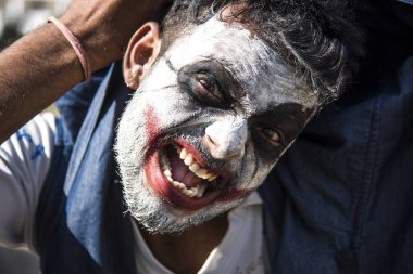 Yakın çekim bir korkunç korkunç zombi adam portresi. Korku. Cadılar Bayramı.