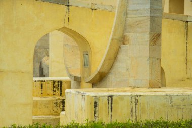 Hindistan 'ın Rajasthan kentindeki Jaipur kentindeki UNESCO miras alanı Jantar Mantar' ın antik astronomik gözlemevinin soyut geometrik modelleri ve tasarımı.
