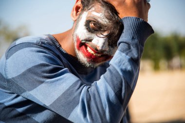 Yakın çekim bir korkunç korkunç zombi adam portresi. Korku. Cadılar Bayramı.