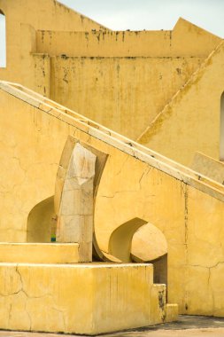 Jantar Mantar rasathanesi ve onun Jaipur, Rajasthan, Hindistan 'daki astronomik aletleri. Burası UNESCO Dünya Mirasları Alanı.