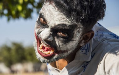 Yakın çekim bir korkunç korkunç zombi adam portresi. Korku. Cadılar Bayramı.