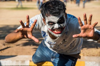 Yakın çekim bir korkunç korkunç zombi adam portresi. Korku. Cadılar Bayramı.