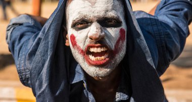 Yakın çekim bir korkunç korkunç zombi adam portresi. Korku. Cadılar Bayramı.