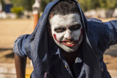 Yakın çekim bir korkunç korkunç zombi adam portresi. Korku. Cadılar Bayramı.