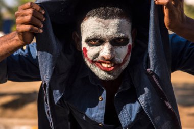 Yakın çekim bir korkunç korkunç zombi adam portresi. Korku. Cadılar Bayramı.