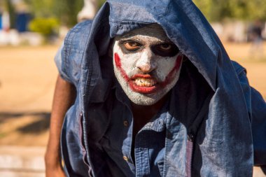 Yakın çekim bir korkunç korkunç zombi adam portresi. Korku. Cadılar Bayramı.