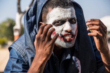 Yakın çekim bir korkunç korkunç zombi adam portresi. Korku. Cadılar Bayramı.